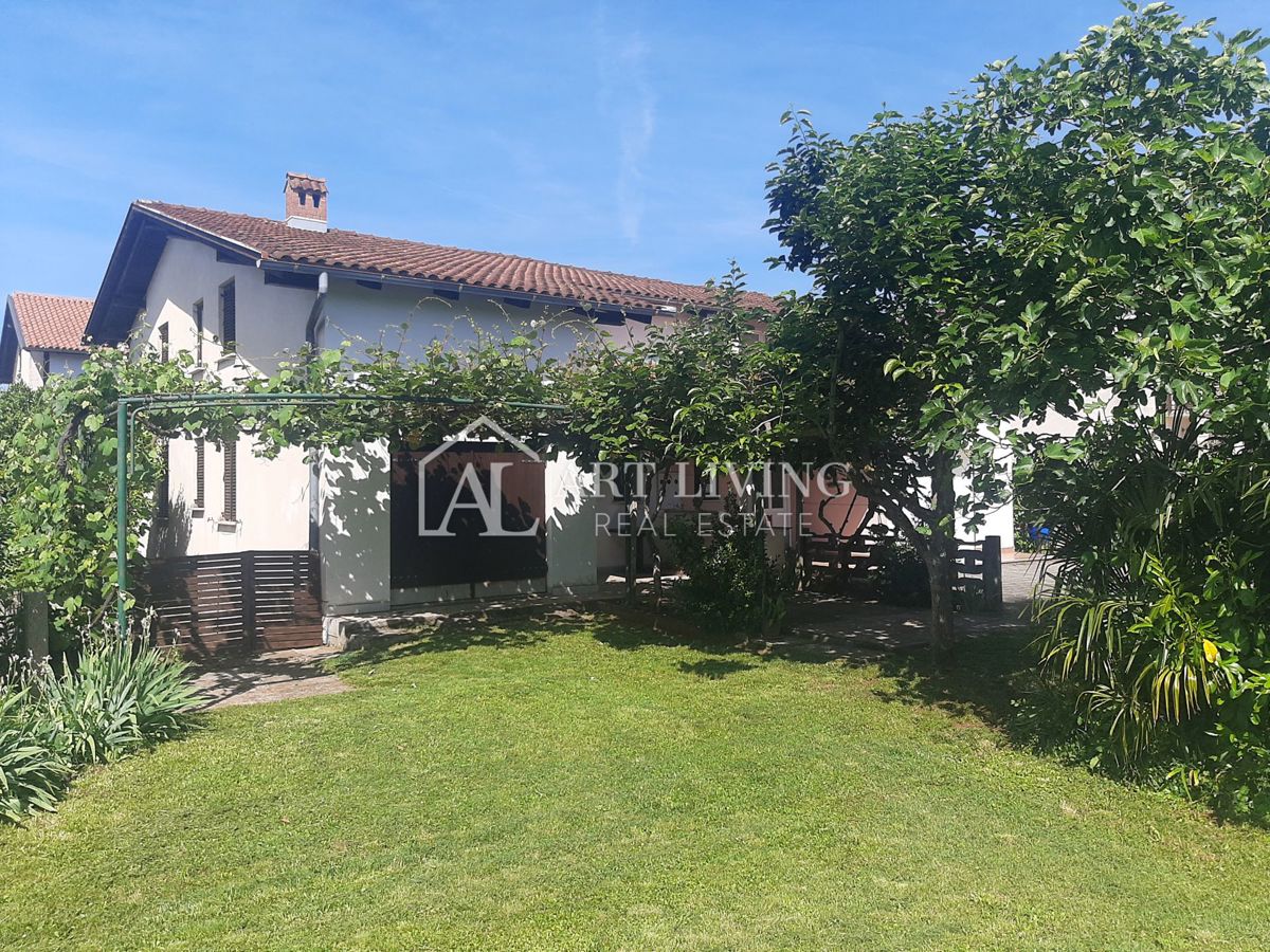 Istria, Umago, dintorni - casa bifamiliare in posizione tranquilla, a 300 m dal mare