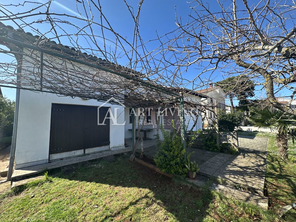 Istria, Umago, dintorni - casa bifamiliare in posizione tranquilla, a 300 m dal mare
