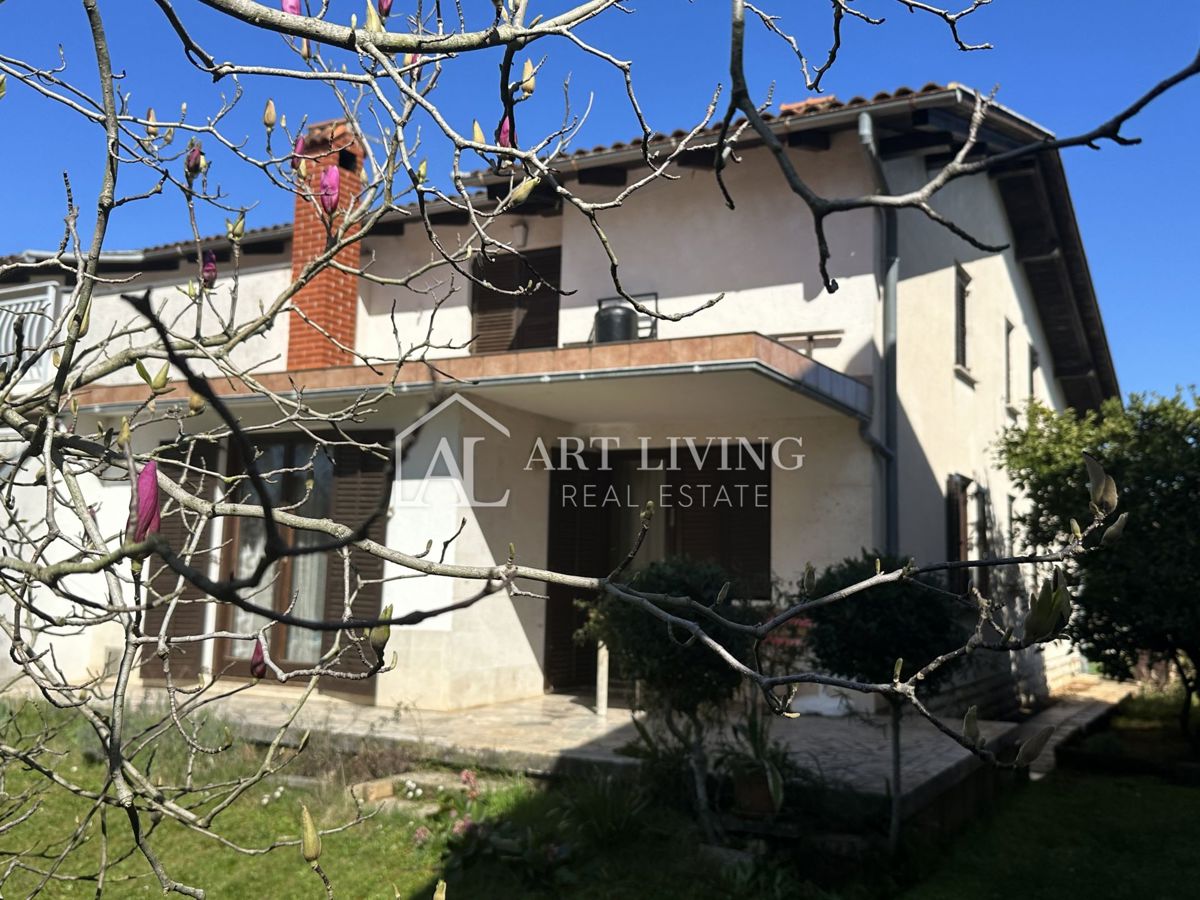Istria, Umago, dintorni - casa bifamiliare in posizione tranquilla, a 300 m dal mare