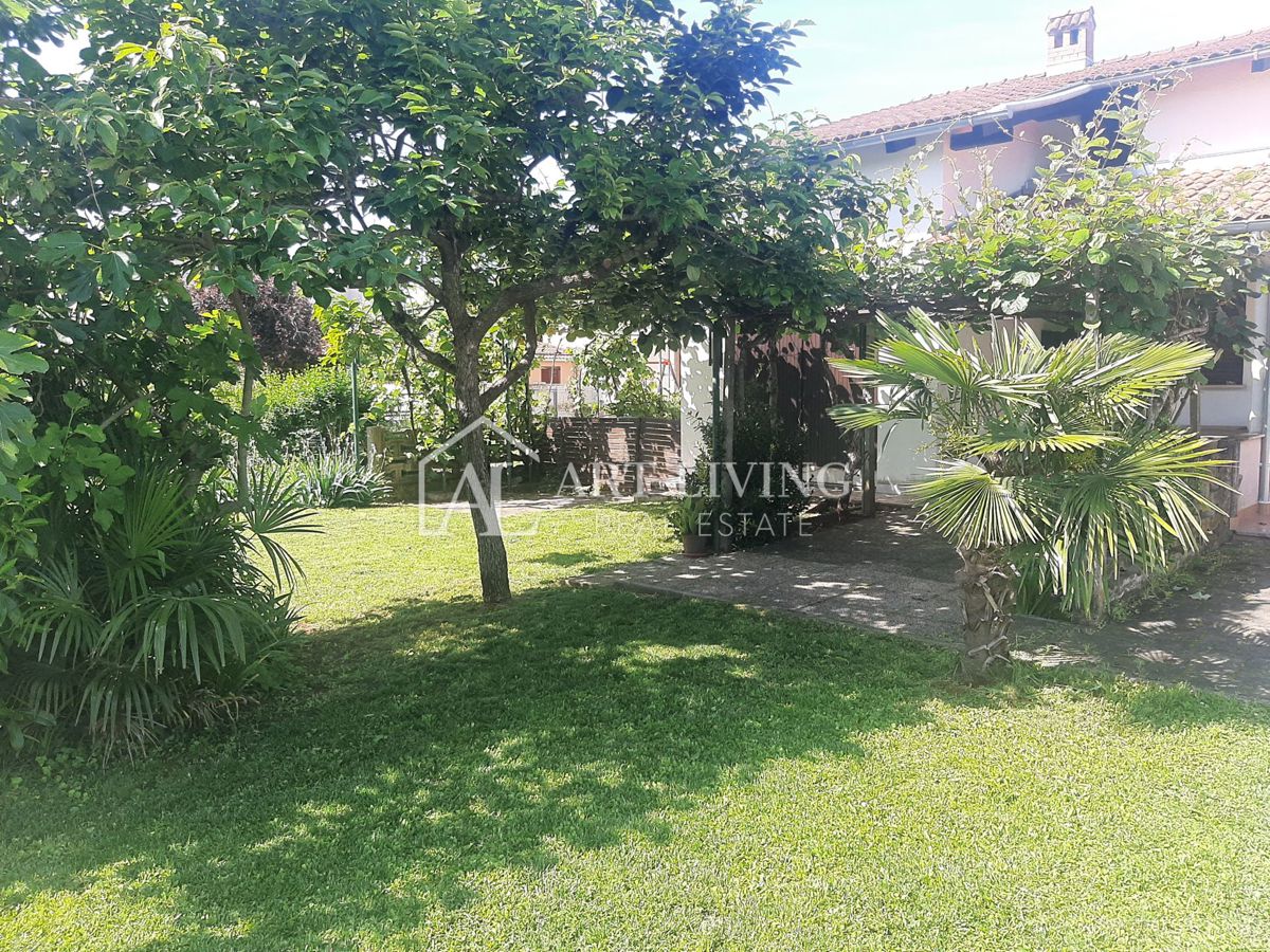 Istria, Umago, dintorni - casa bifamiliare in posizione tranquilla, a 300 m dal mare