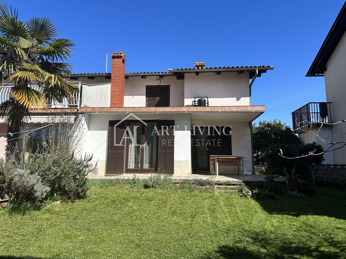 Istria, Umago, dintorni - casa bifamiliare in posizione tranquilla, a 300 m dal mare