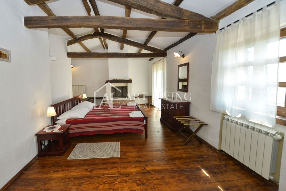 Parenzo, dintorni - villa rustica in pietra in una posizione tranquilla e bella