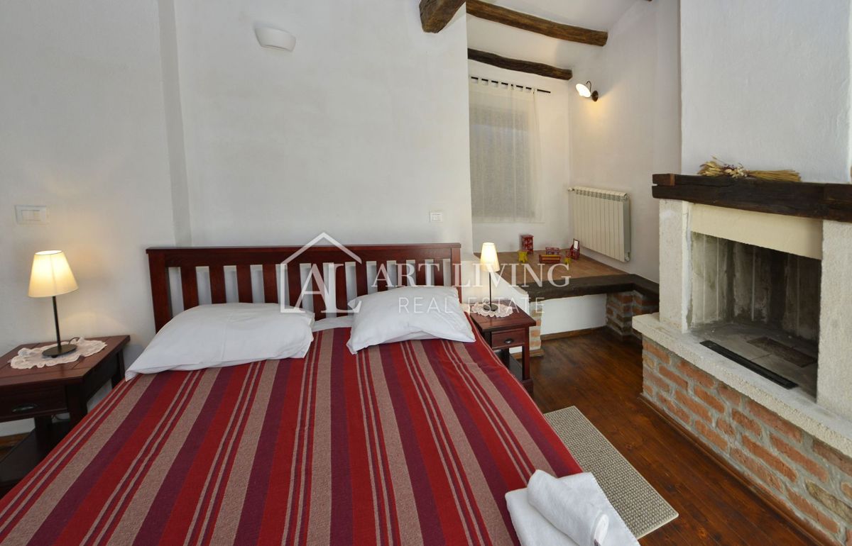 Parenzo, dintorni - villa rustica in pietra in una posizione tranquilla e bella