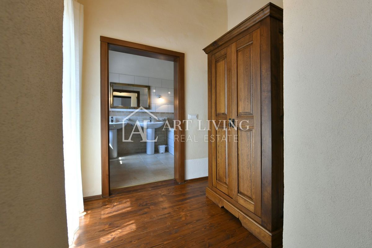 Parenzo, dintorni - villa rustica in pietra in una posizione tranquilla e bella