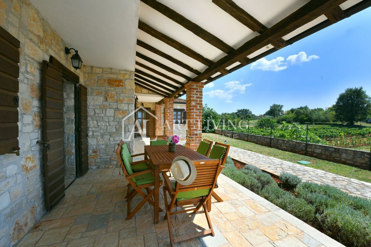 Parenzo, dintorni - villa rustica in pietra in una posizione tranquilla e bella