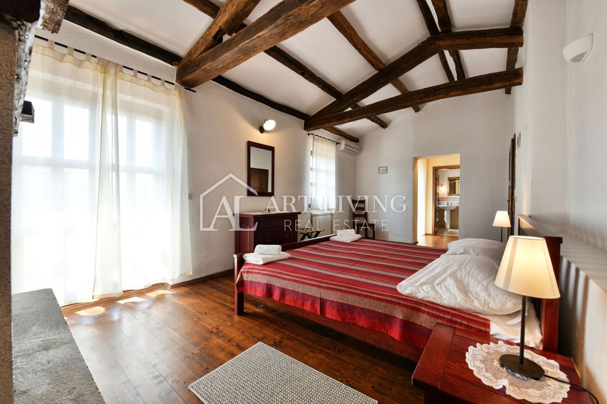 Parenzo, dintorni - villa rustica in pietra in una posizione tranquilla e bella