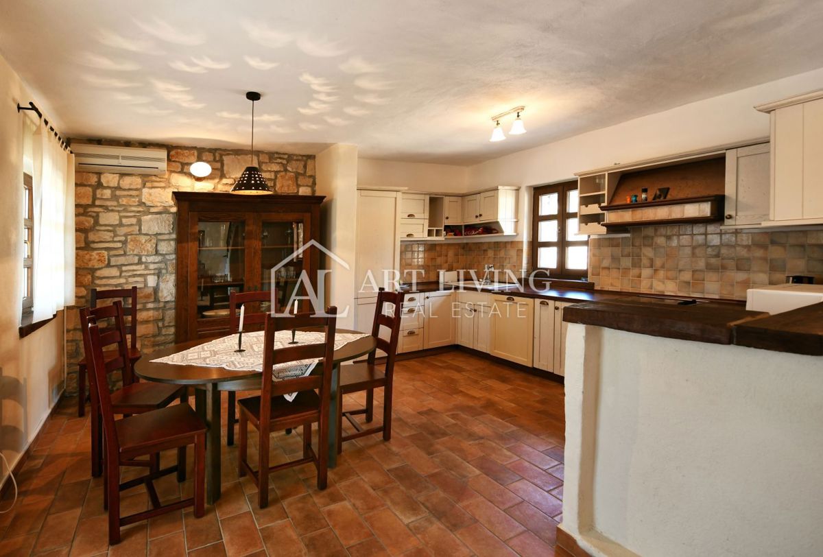 Parenzo, dintorni - villa rustica in pietra in una posizione tranquilla e bella