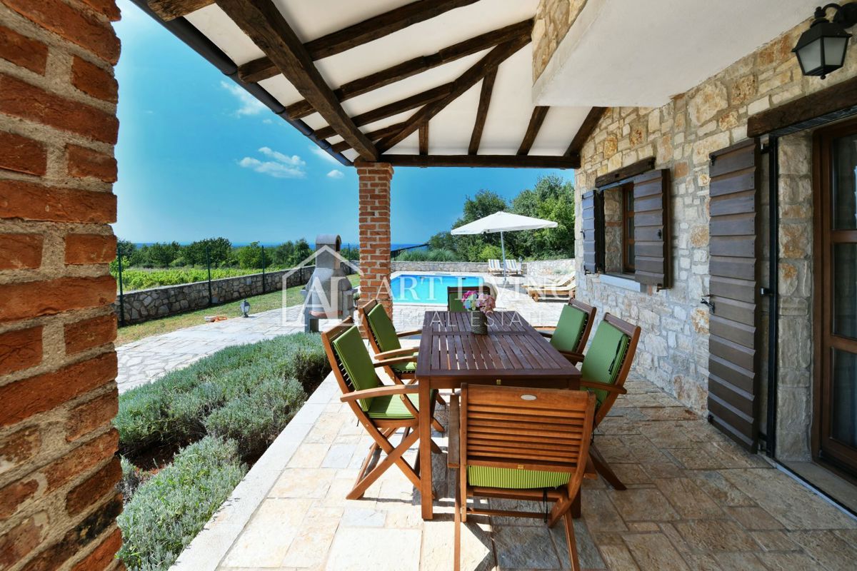 Parenzo, dintorni - villa rustica in pietra in una posizione tranquilla e bella