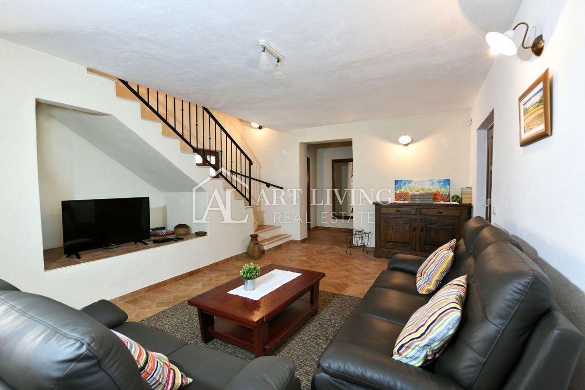 Parenzo, dintorni - villa rustica in pietra in una posizione tranquilla e bella