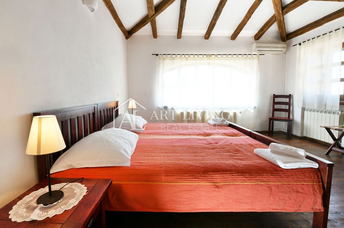 Parenzo, dintorni - villa rustica in pietra in una posizione tranquilla e bella