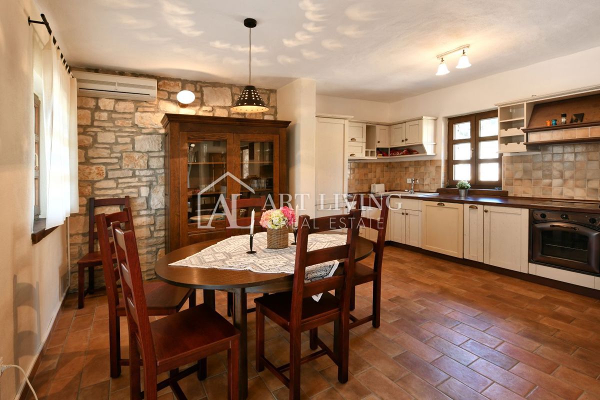 Parenzo, dintorni - villa rustica in pietra in una posizione tranquilla e bella