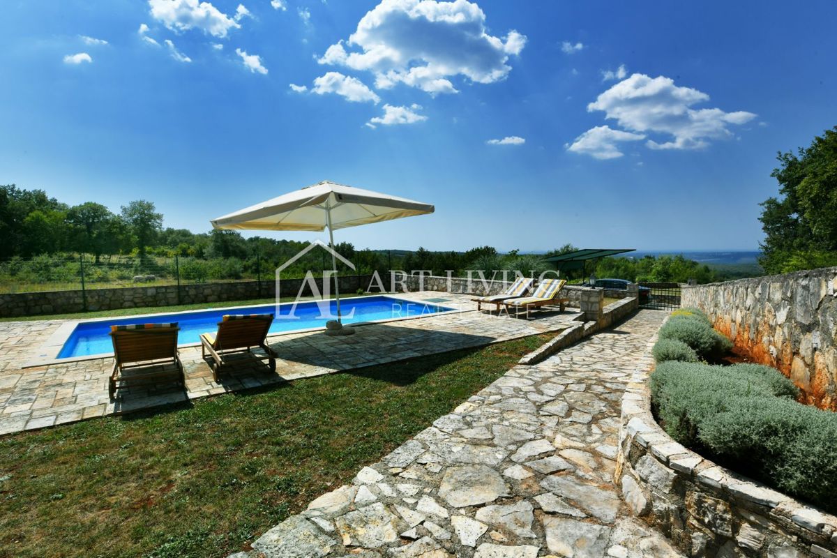 Parenzo, dintorni - villa rustica in pietra in una posizione tranquilla e bella