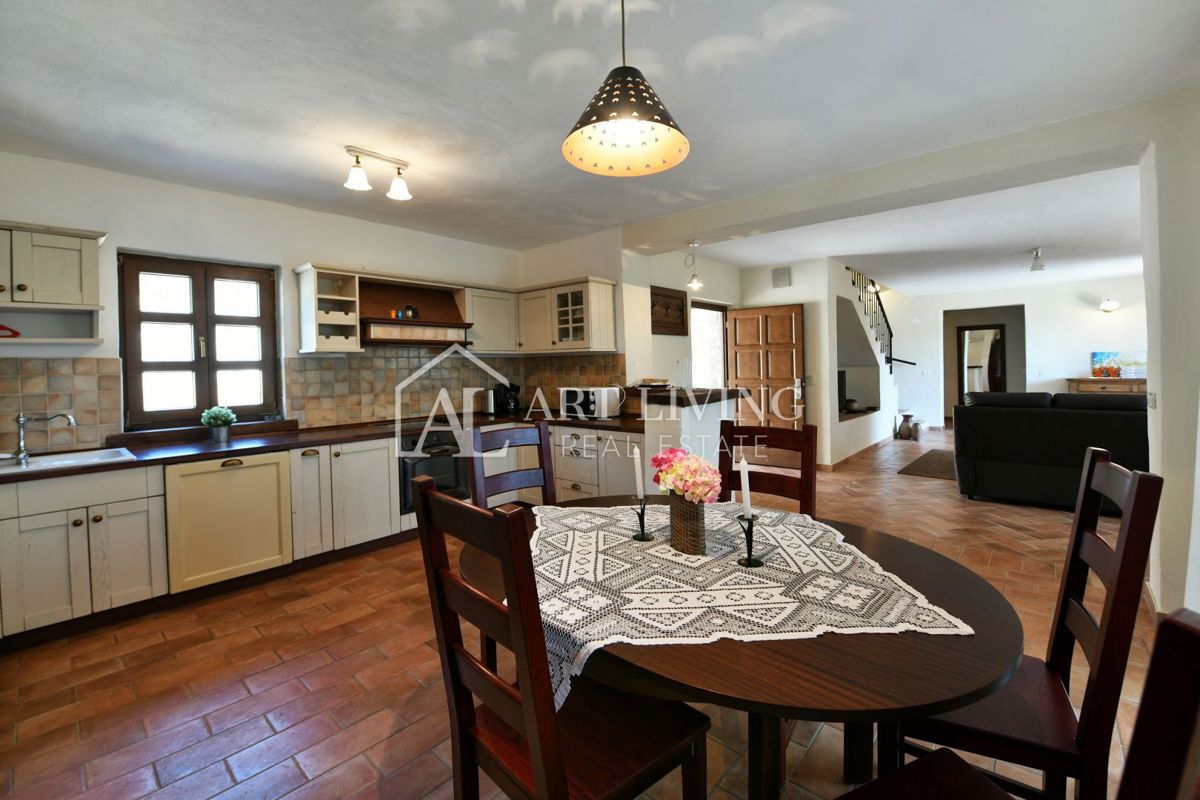 Parenzo, dintorni - villa rustica in pietra in una posizione tranquilla e bella