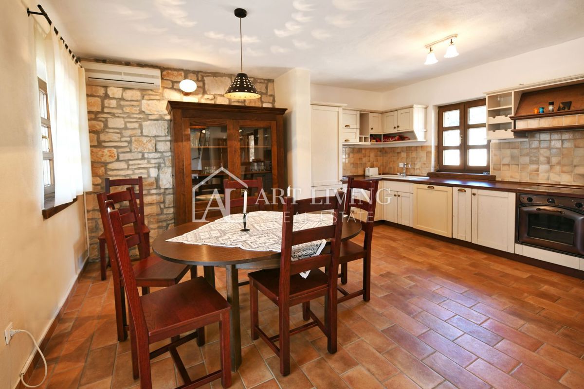 Parenzo, dintorni - villa rustica in pietra in una posizione tranquilla e bella