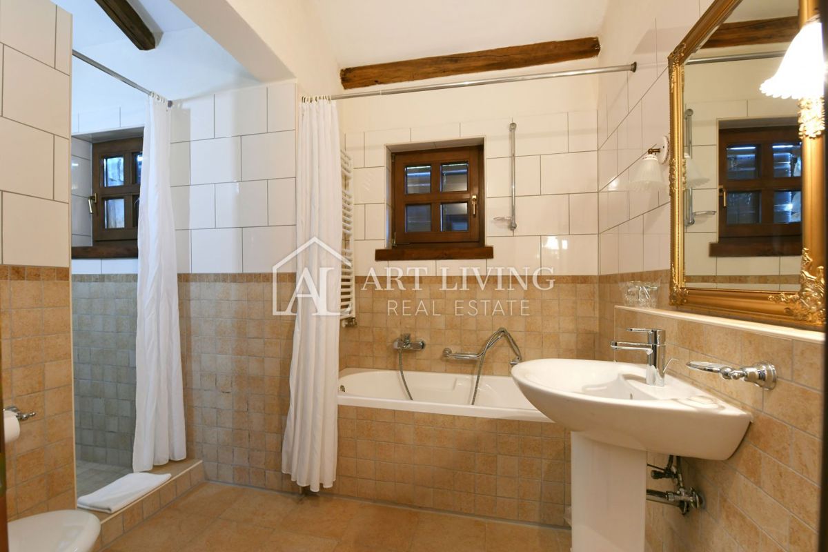 Parenzo, dintorni - villa rustica in pietra in una posizione tranquilla e bella