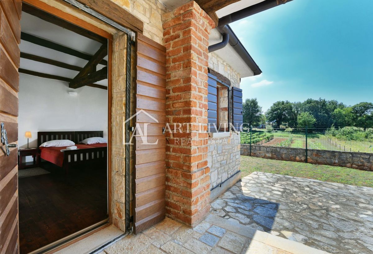 Parenzo, dintorni - villa rustica in pietra in una posizione tranquilla e bella