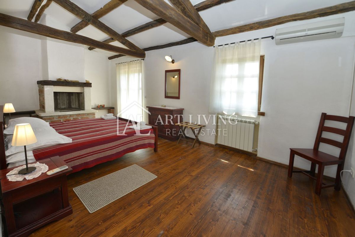 Parenzo, dintorni - villa rustica in pietra in una posizione tranquilla e bella