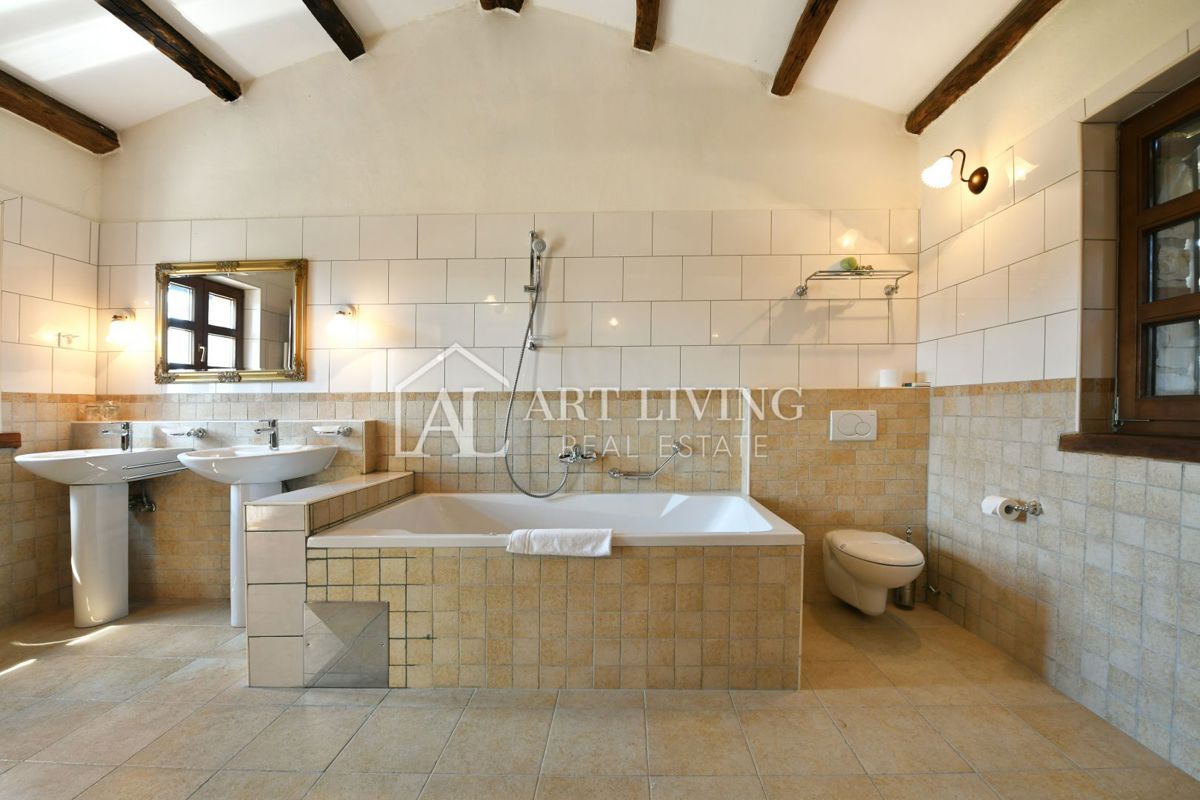 Parenzo, dintorni - villa rustica in pietra in una posizione tranquilla e bella