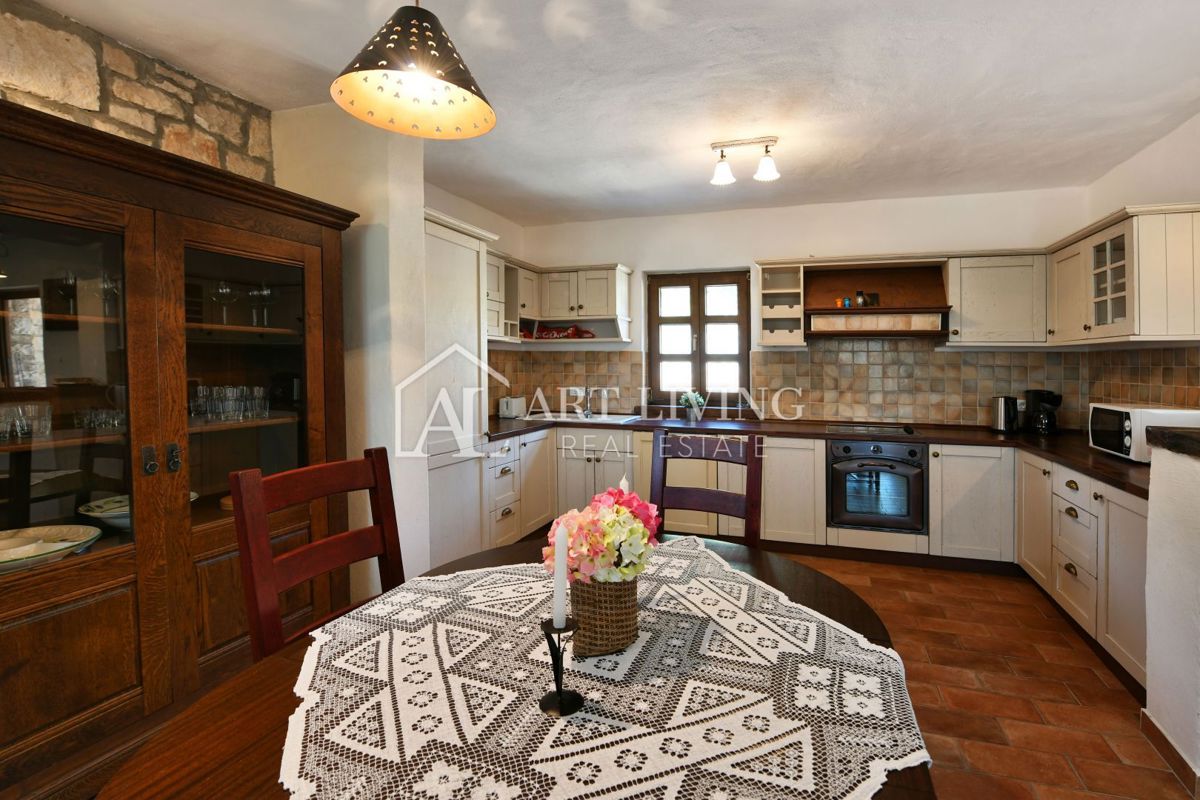 Parenzo, dintorni - villa rustica in pietra in una posizione tranquilla e bella