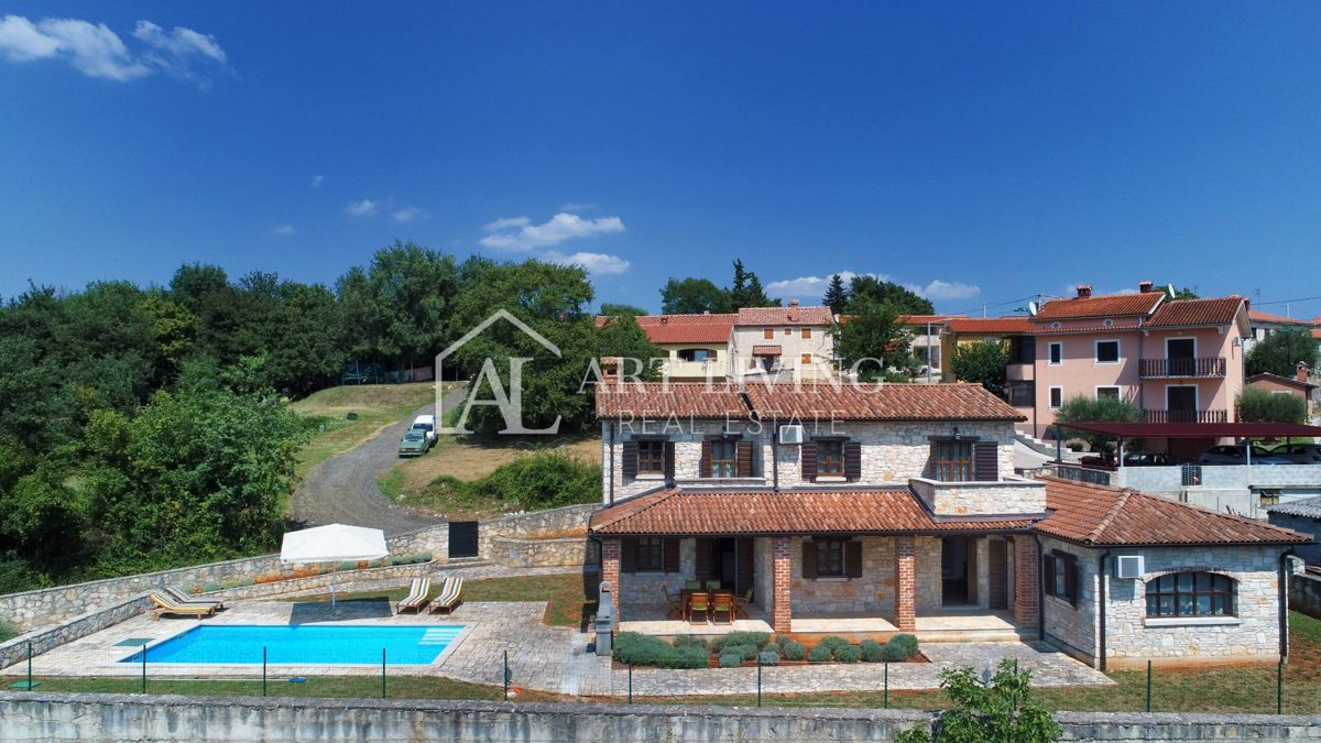 Parenzo, dintorni - villa rustica in pietra in una posizione tranquilla e bella