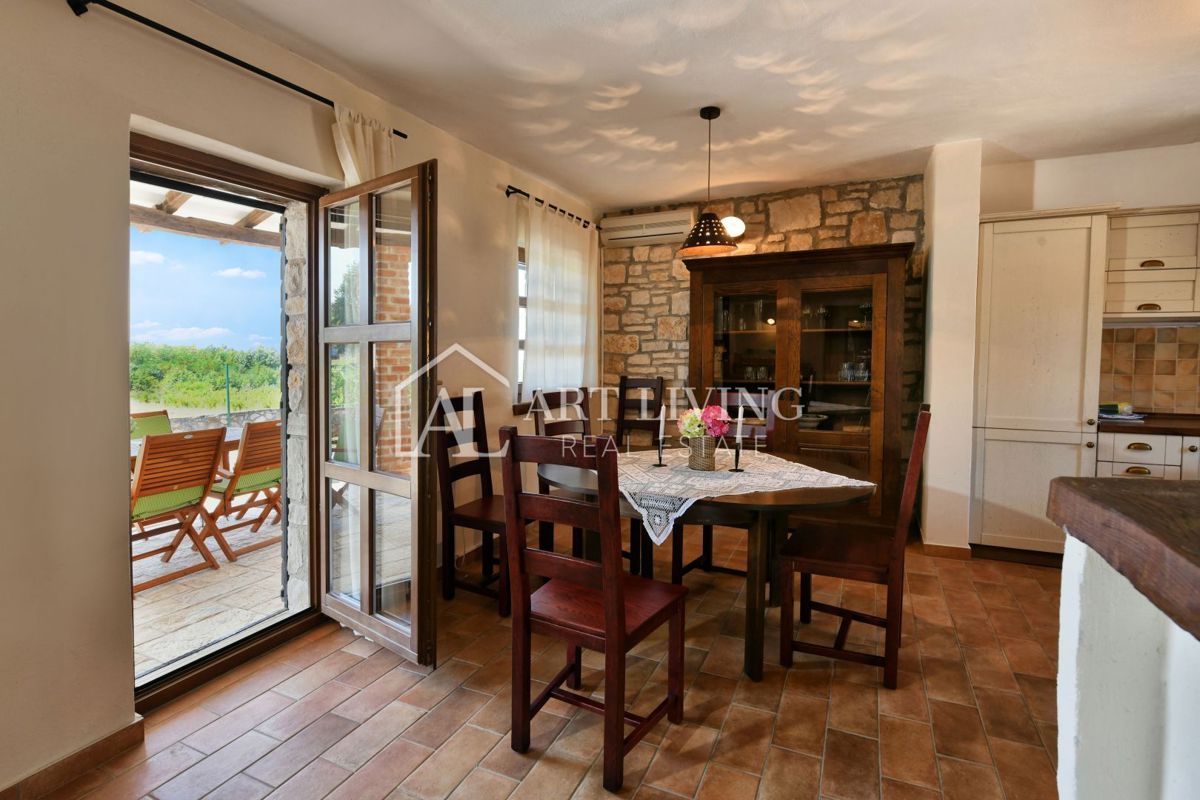 Parenzo, dintorni - villa rustica in pietra in una posizione tranquilla e bella