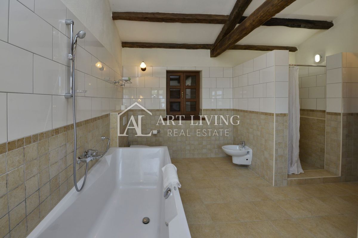 Parenzo, dintorni - villa rustica in pietra in una posizione tranquilla e bella