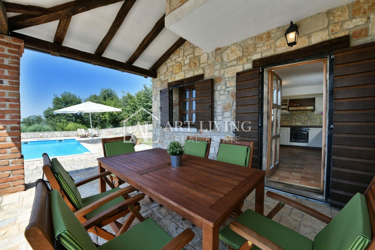 Parenzo, dintorni - villa rustica in pietra in una posizione tranquilla e bella