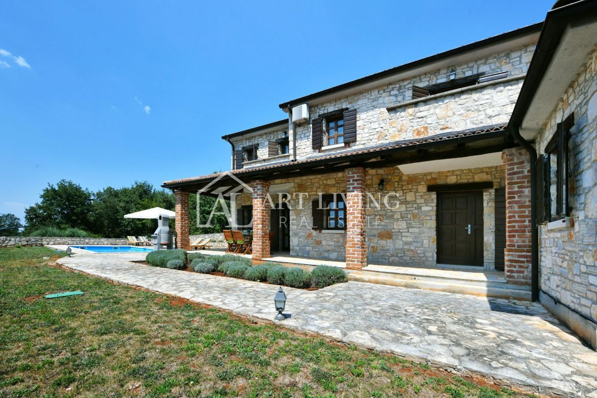 Parenzo, dintorni - villa rustica in pietra in una posizione tranquilla e bella