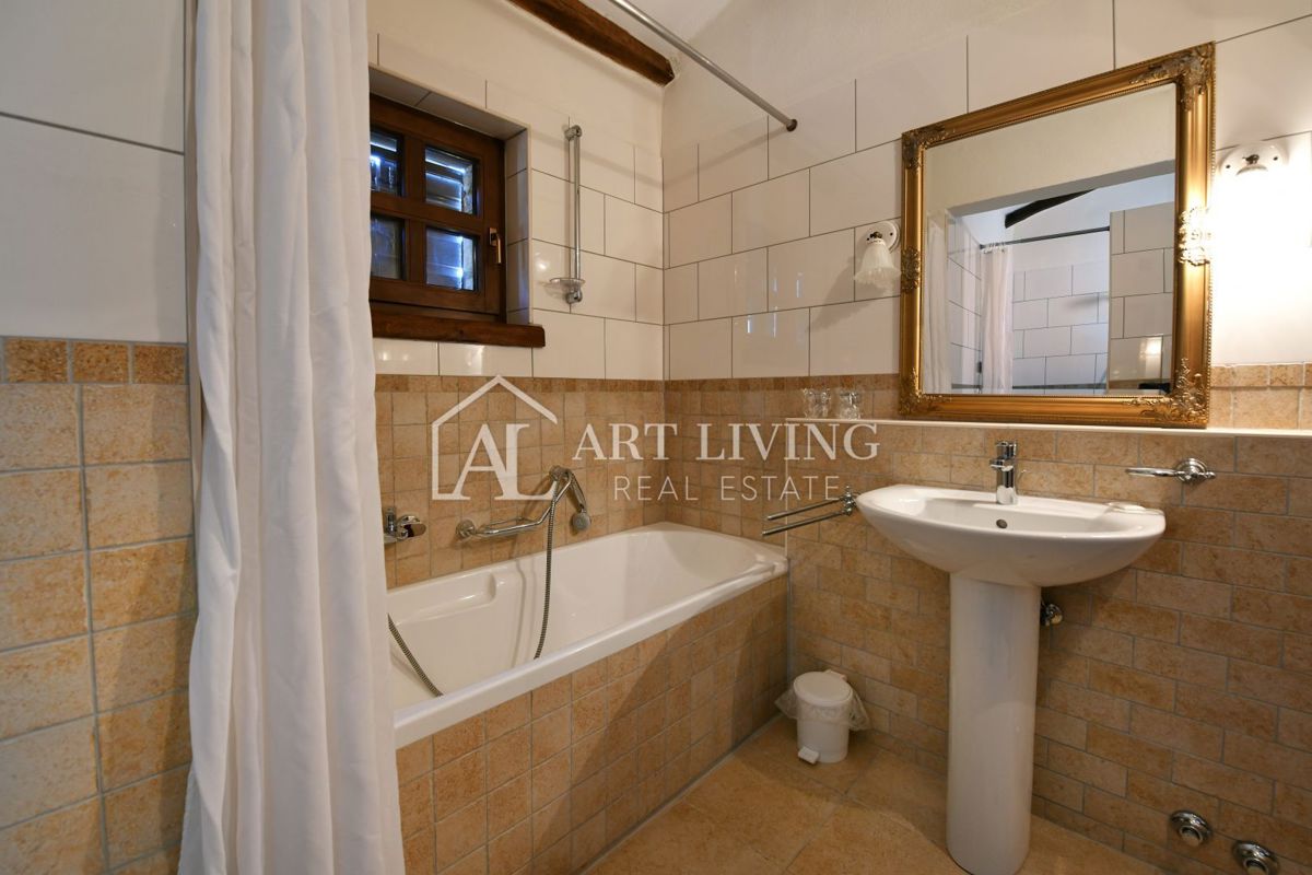 Parenzo, dintorni - villa rustica in pietra in una posizione tranquilla e bella