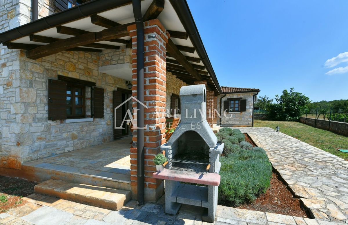 Parenzo, dintorni - villa rustica in pietra in una posizione tranquilla e bella