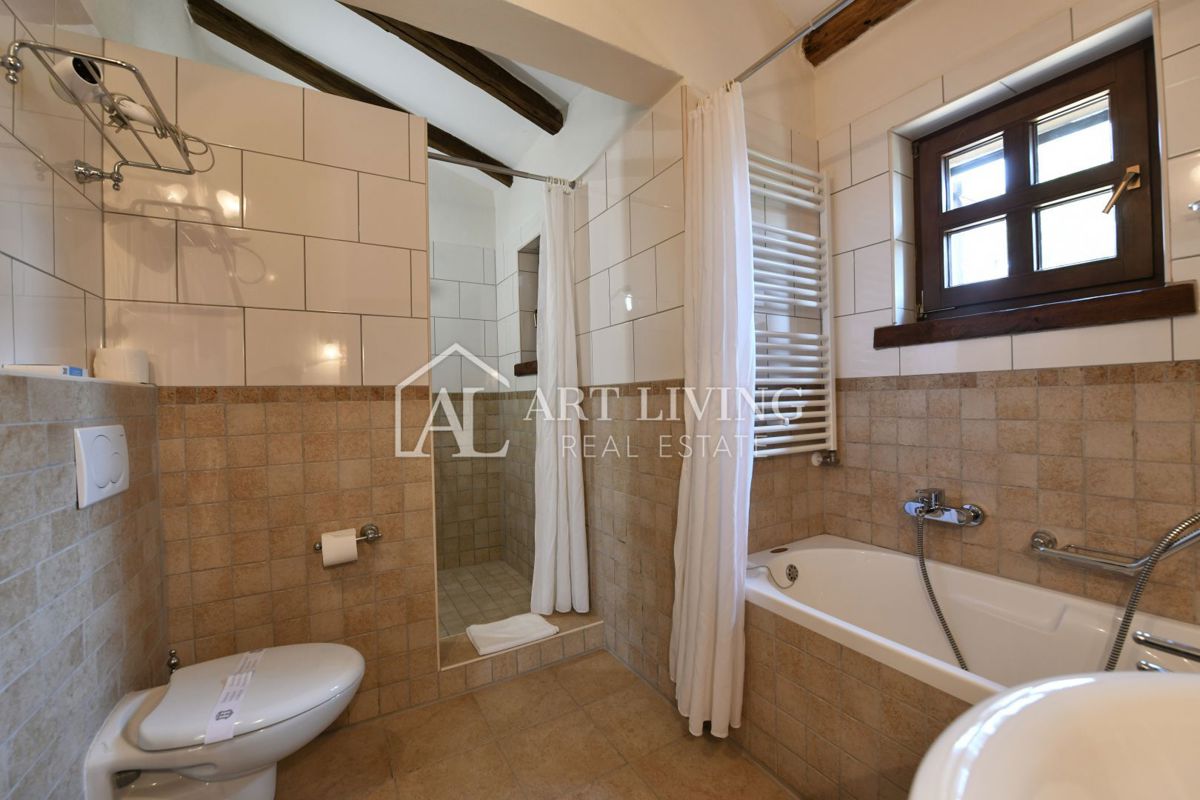 Parenzo, dintorni - villa rustica in pietra in una posizione tranquilla e bella