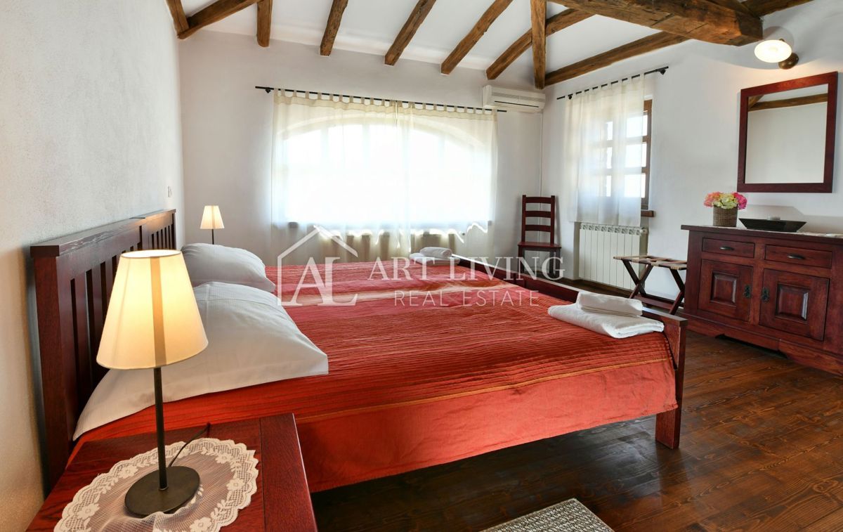 Parenzo, dintorni - villa rustica in pietra in una posizione tranquilla e bella