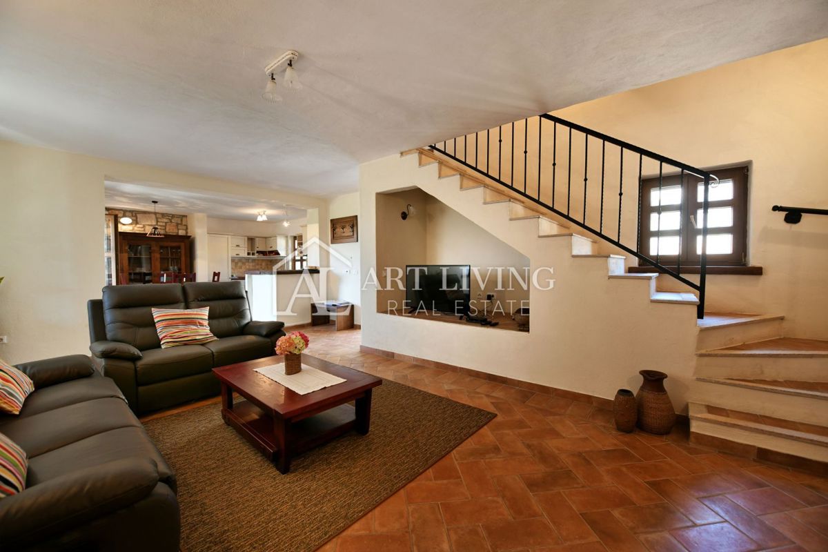 Parenzo, dintorni - villa rustica in pietra in una posizione tranquilla e bella