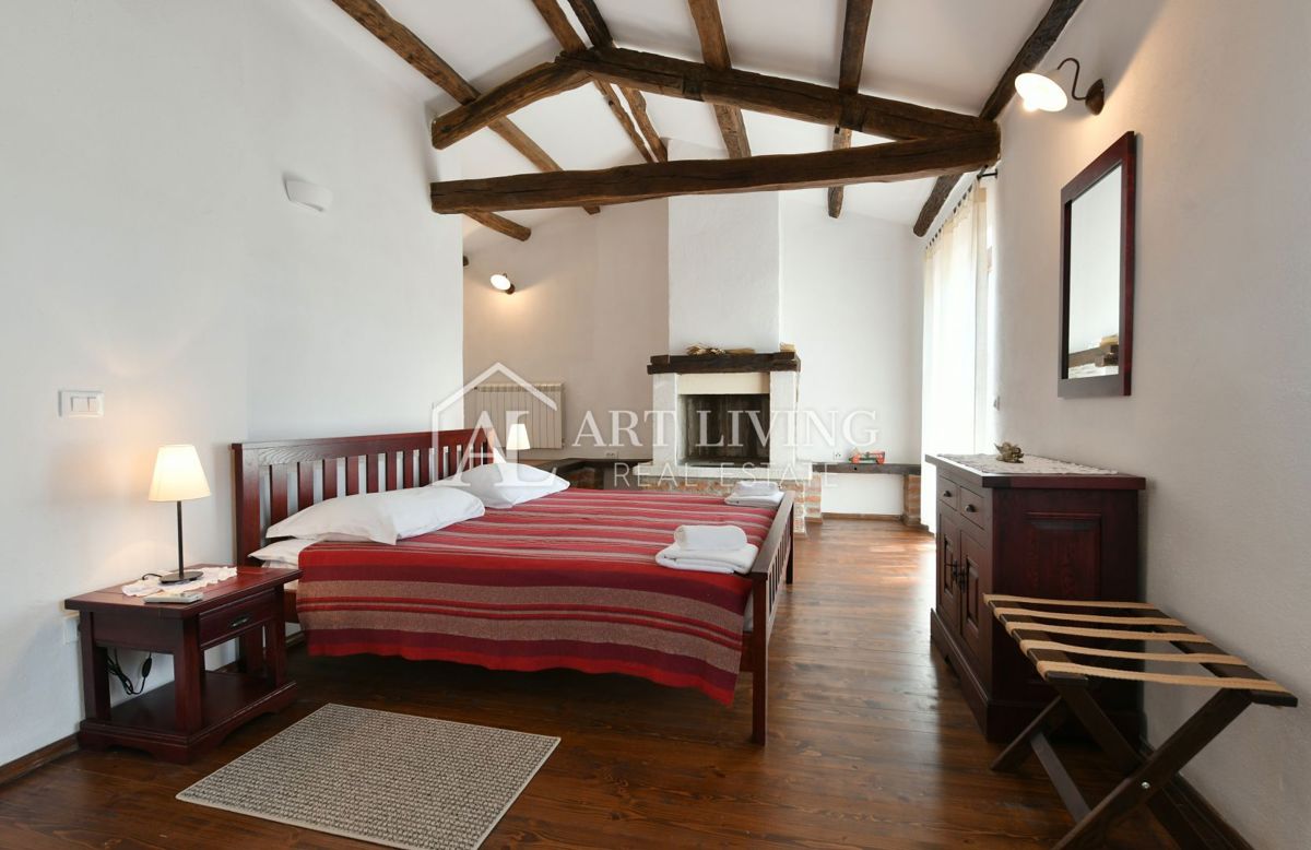 Parenzo, dintorni - villa rustica in pietra in una posizione tranquilla e bella