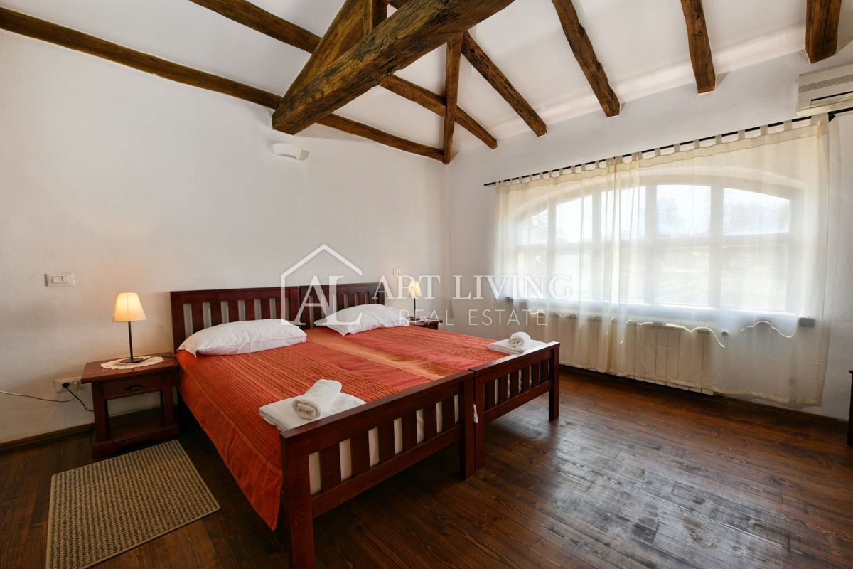 Parenzo, dintorni - villa rustica in pietra in una posizione tranquilla e bella