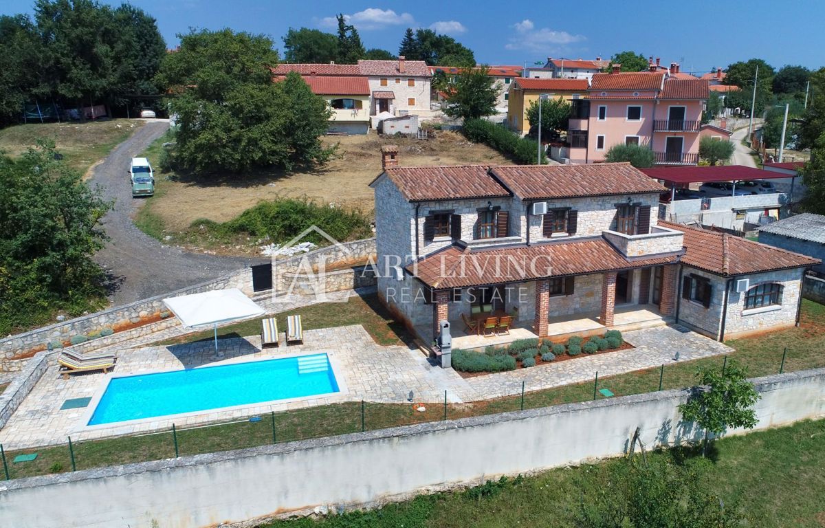 Parenzo, dintorni - villa rustica in pietra in una posizione tranquilla e bella