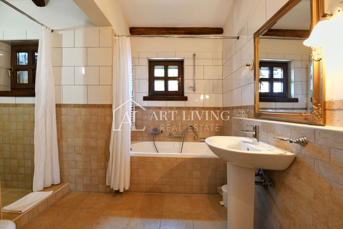 Parenzo, dintorni - villa rustica in pietra in una posizione tranquilla e bella