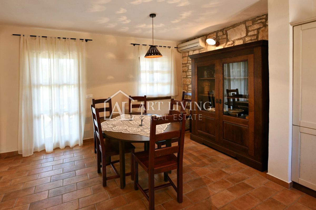 Parenzo, dintorni - villa rustica in pietra in una posizione tranquilla e bella