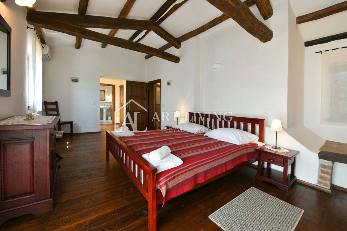 Parenzo, dintorni - villa rustica in pietra in una posizione tranquilla e bella