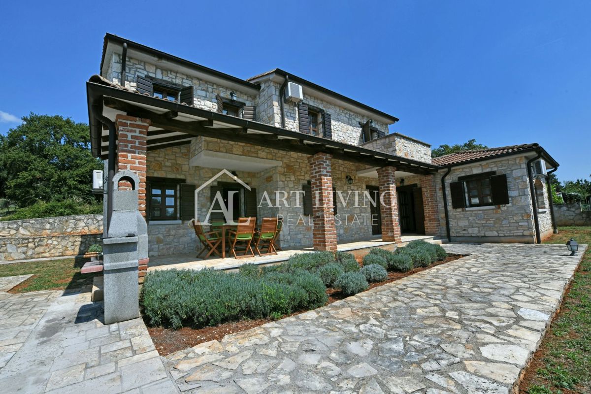 Parenzo, dintorni - villa rustica in pietra in una posizione tranquilla e bella