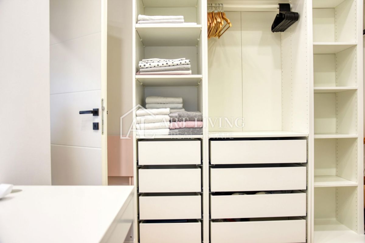 Parenzo, lussuoso appartamento con tre camere da letto, 100 m2, a 800 m dal mare