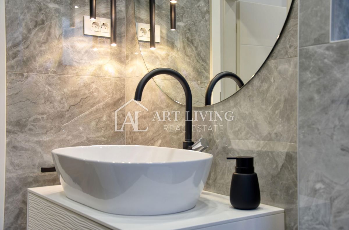 Parenzo, lussuoso appartamento con tre camere da letto, 100 m2, a 800 m dal mare