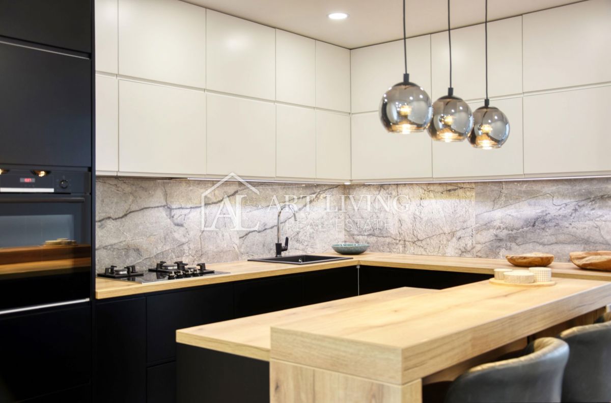 Parenzo, lussuoso appartamento con tre camere da letto, 100 m2, a 800 m dal mare