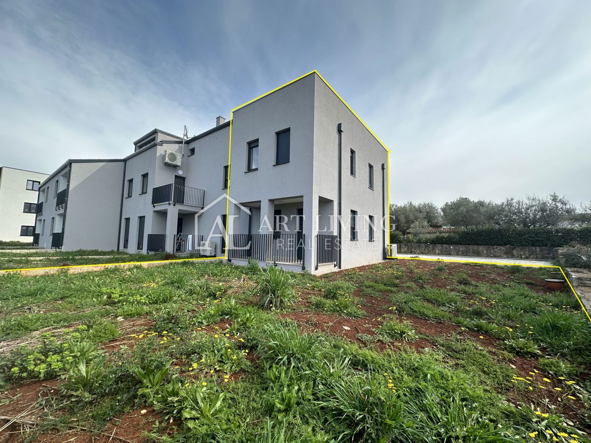 Parenzo,dintorni - appartamento su due piani con due camere da letto e giardino di 135 m2