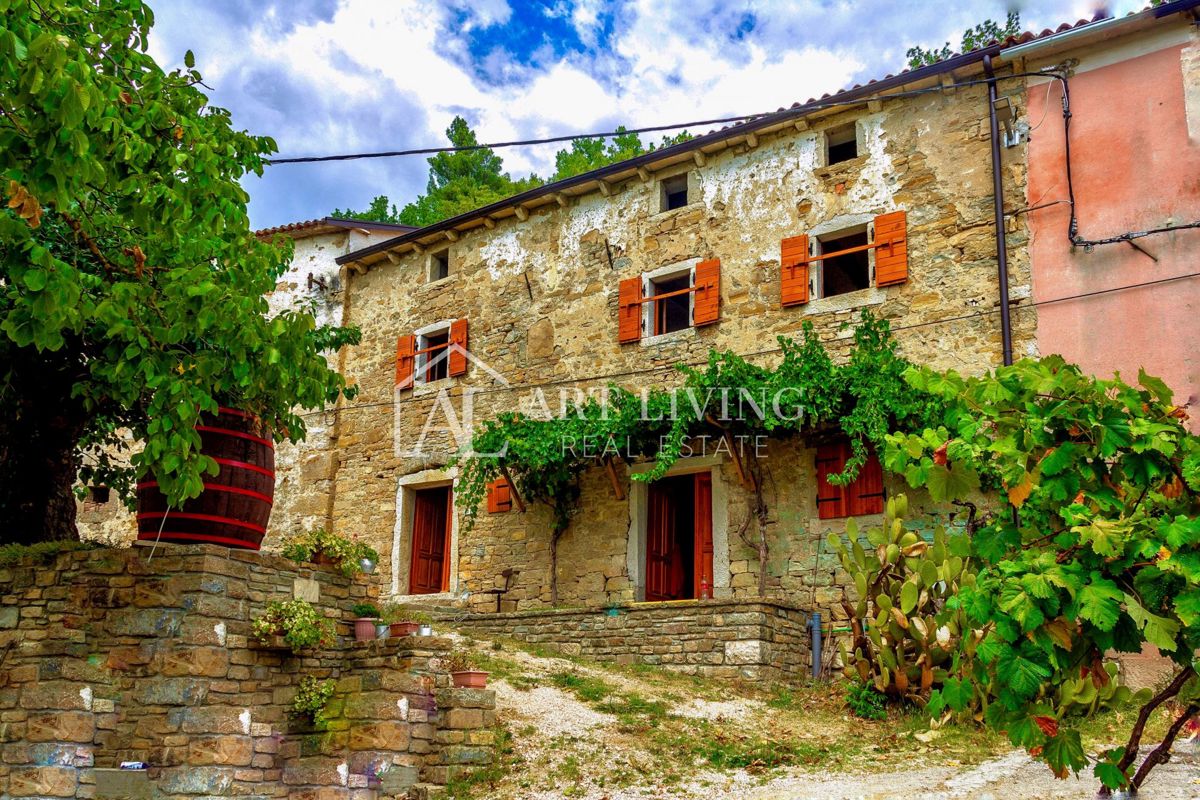 Istria-Oprtalj, casa istriana in pietra con vista aperta