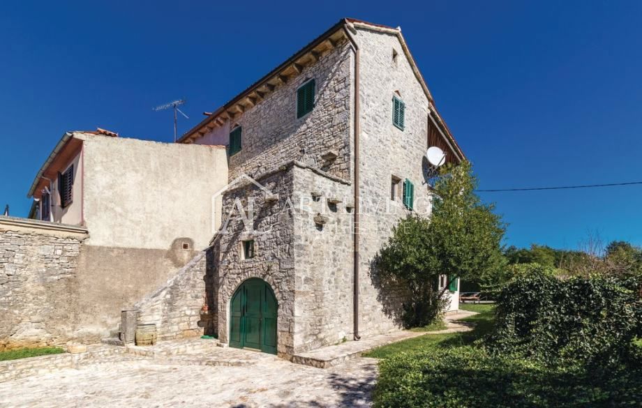 Istria, villa autoctona in pietra  con piscina