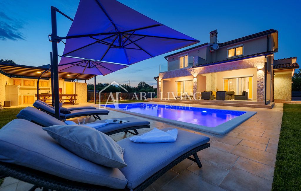Istria, Labin, dintorni - una casa spaziosa con piscina riscaldata in una posizione tranquilla