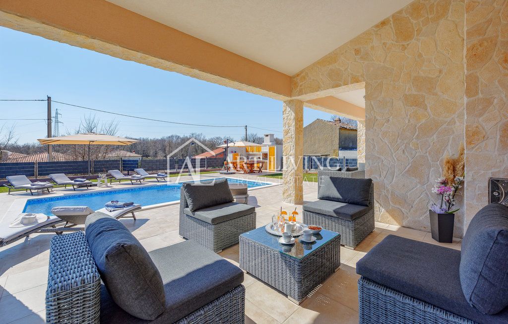 Istria, Labin, dintorni - una casa spaziosa con piscina riscaldata in una posizione tranquilla