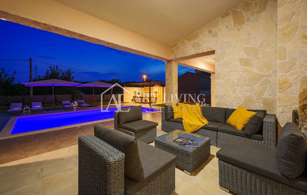 Istria, Labin, dintorni - una casa spaziosa con piscina riscaldata in una posizione tranquilla