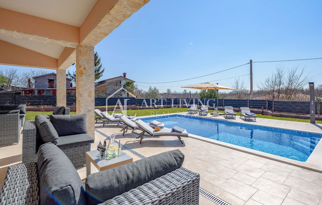 Istria, Labin, dintorni - una casa spaziosa con piscina riscaldata in una posizione tranquilla